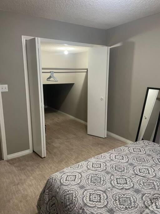 Wonderful 2-Bedroom Apartment Camrose Luaran gambar