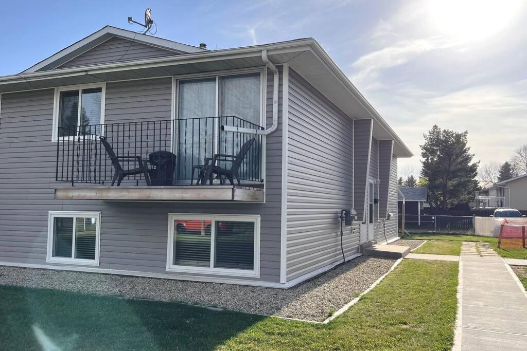 Wonderful 2-Bedroom Apartment Camrose Luaran gambar