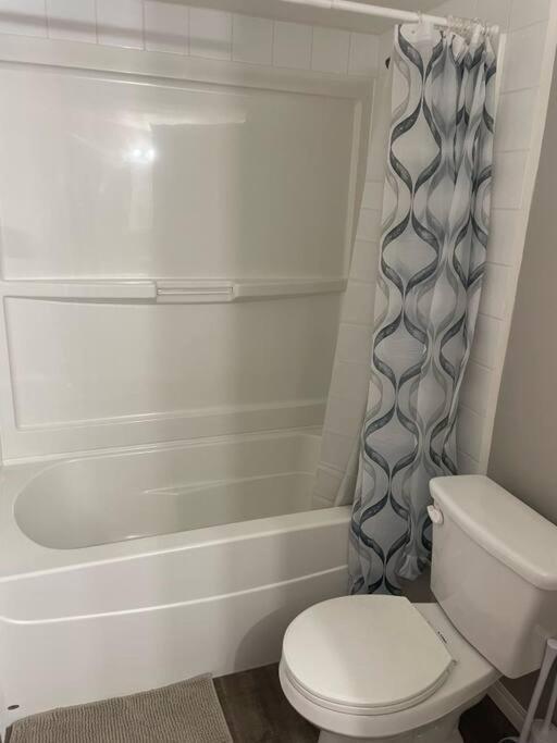 Wonderful 2-Bedroom Apartment Camrose Luaran gambar