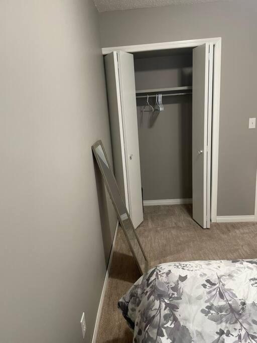 Wonderful 2-Bedroom Apartment Camrose Luaran gambar