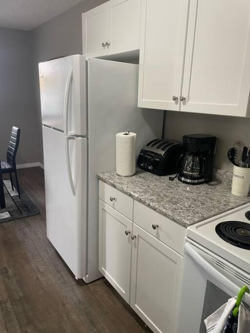 Wonderful 2-Bedroom Apartment Camrose Luaran gambar